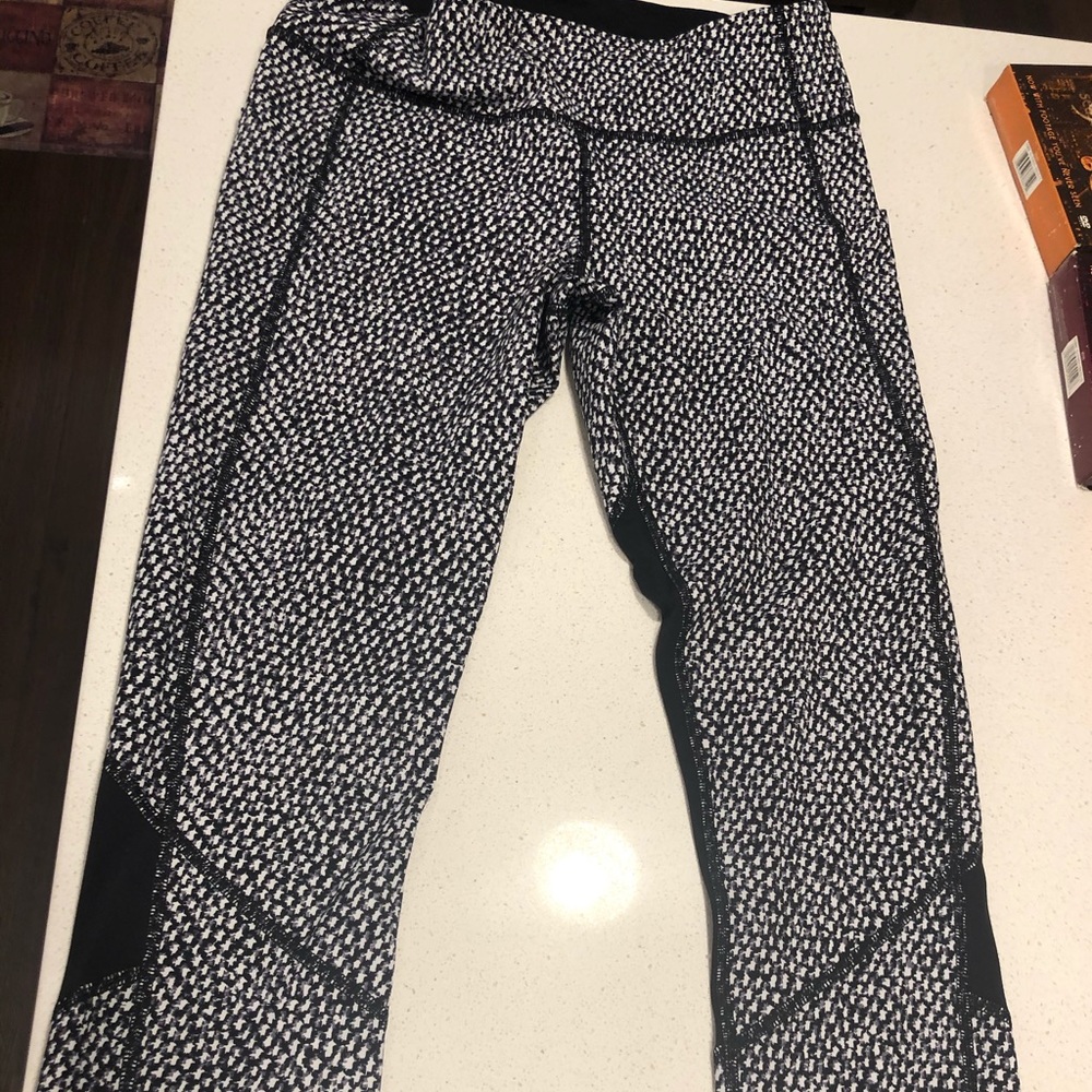 Lululemon crop leggings size 6 with pockets